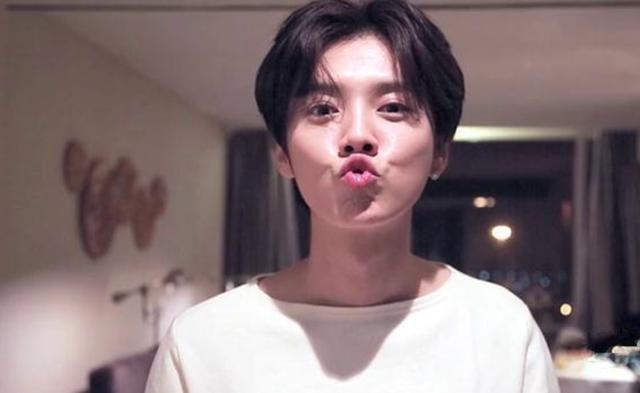 圈内公认的顶流男明星,他曾是红极一时的明星