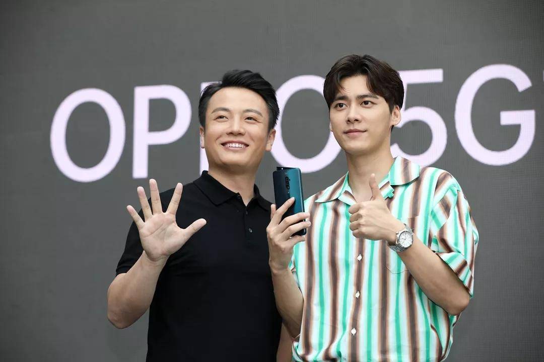 怎么*拍偷**小哥哥不被发现？Reno用户脑洞大开，10倍变焦玩出新花样