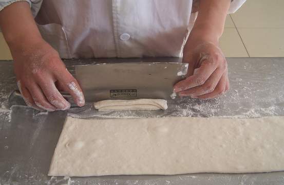 安琪油条膨松剂的使用方法,无矾油条制作及配方全部过程