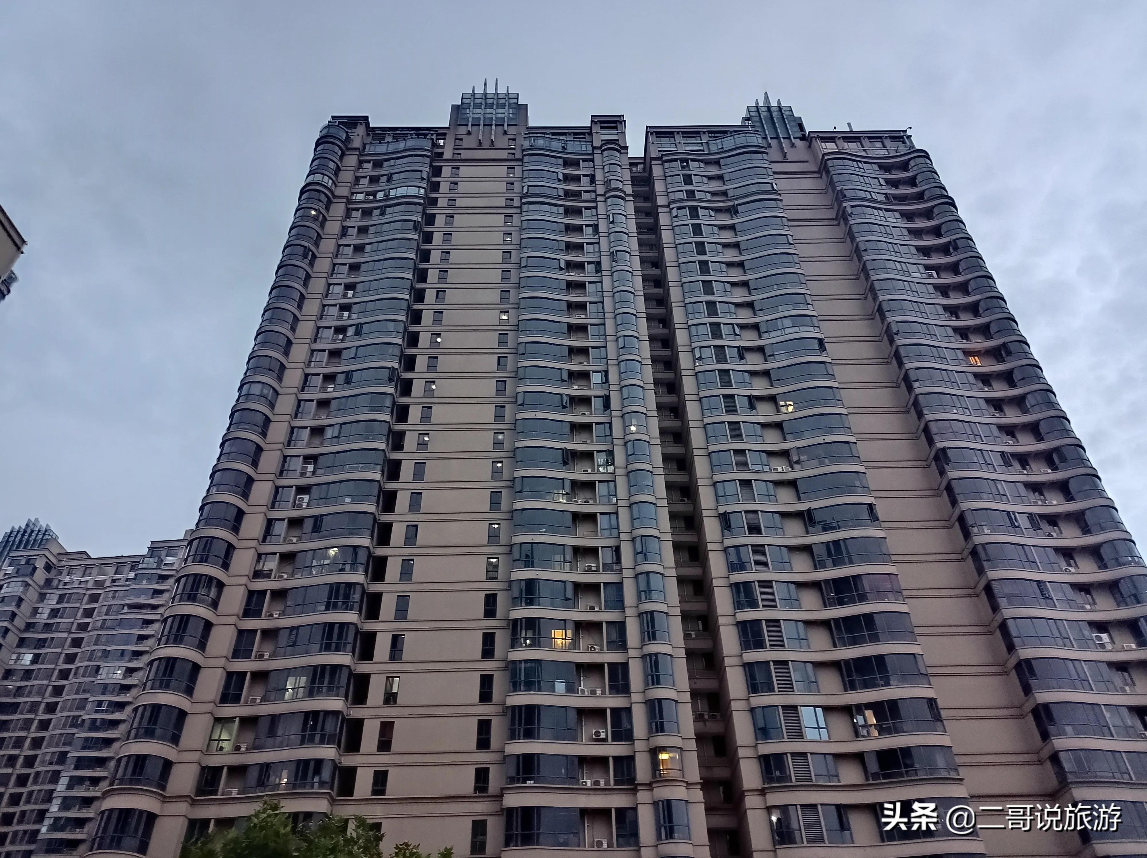 郑州金水区有个“奇怪”的广场，曾经繁华喧嚣，如今逐渐萧条