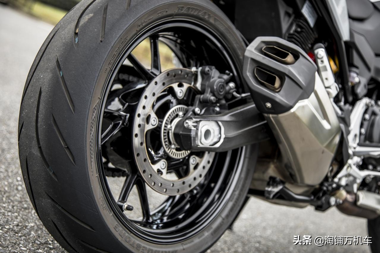 宝马f900r和杜卡迪950,宝马全新中型运动街车f900r赏析