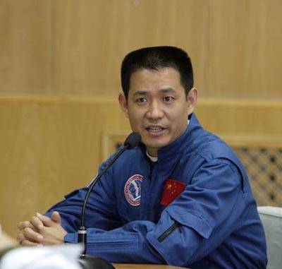 聂海胜：16岁丧父，曾想停学帮妈妈，被“逼”复学后边上学边打工