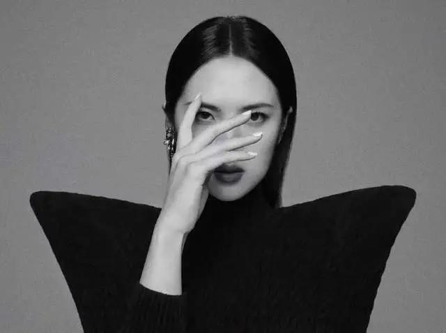 华为小公主：哈佛学霸不当赌王儿媳妇，和王子翩翩起舞组千亿女团