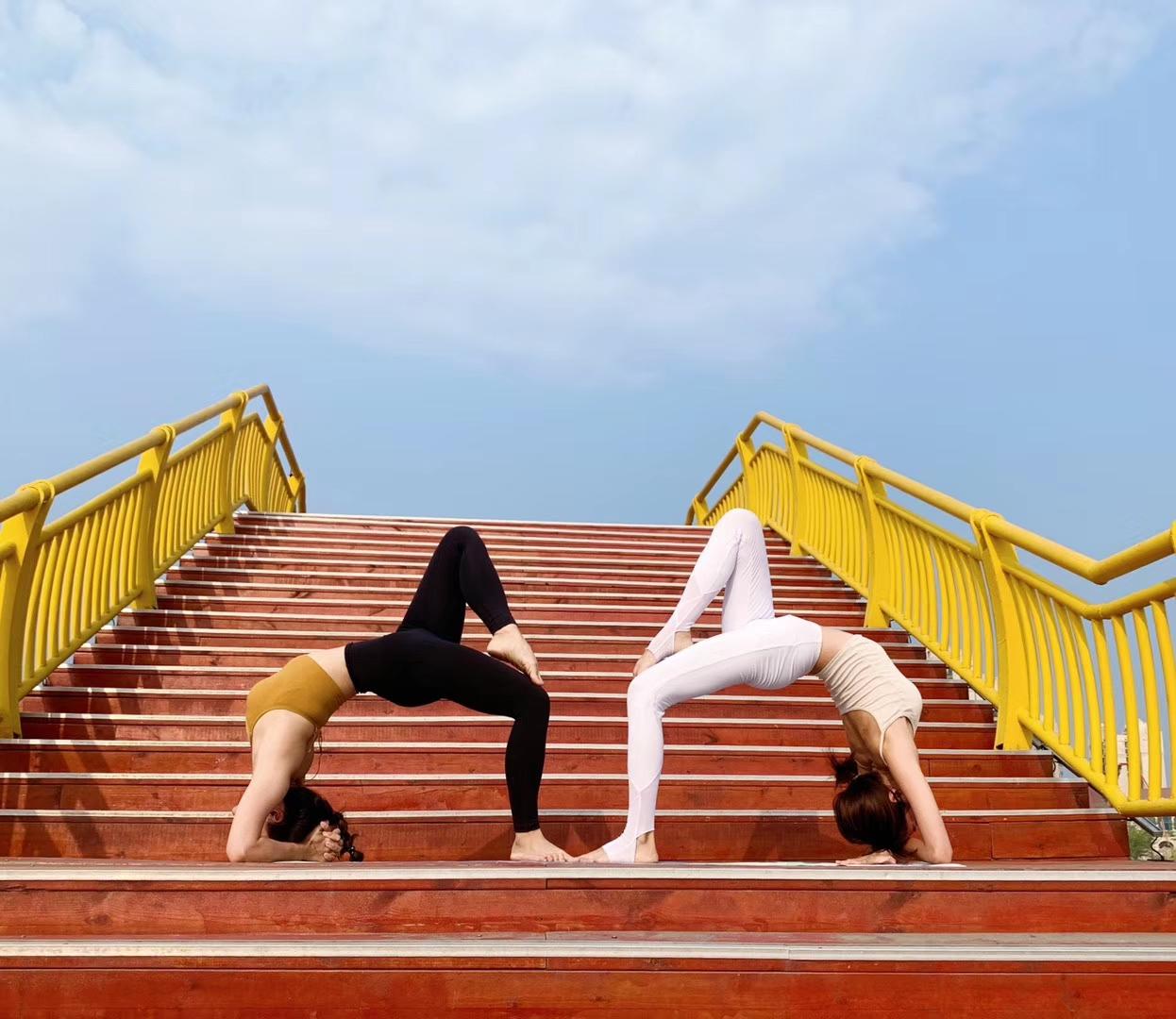 练瑜伽失误瞬间,练瑜伽时肩和脊柱僵硬