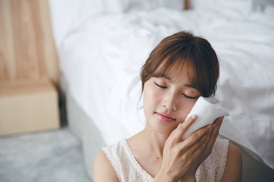 皮肤晒红了发痒怎样快速修复,皮肤一晒就红怎么修复缓解