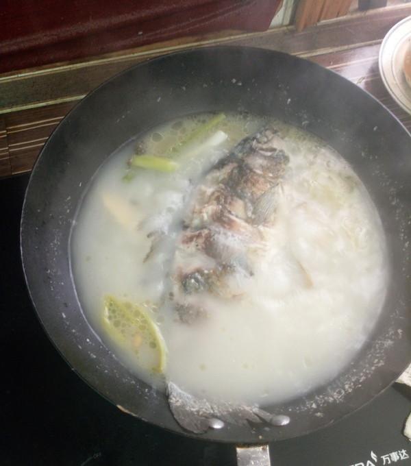 炖鲫鱼汤下来扔什么料,炖鲫鱼汤把鱼弄碎好还是不弄碎