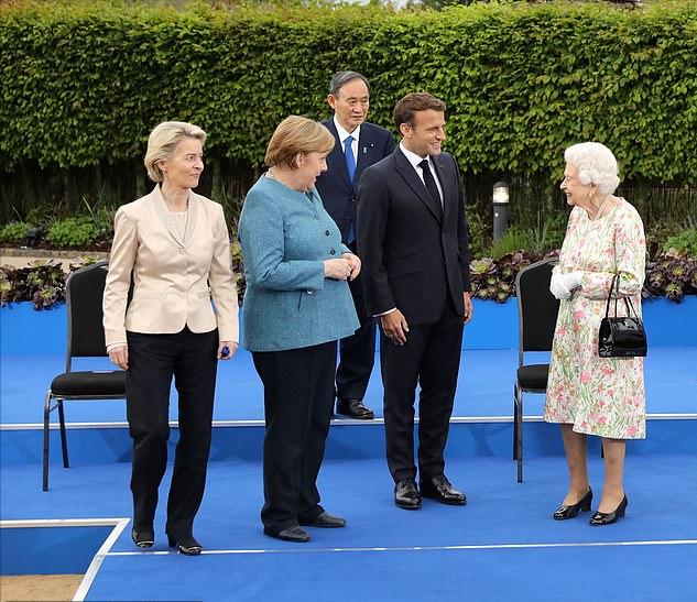 伊丽莎白女王接见默克尔,默克尔和英国女王