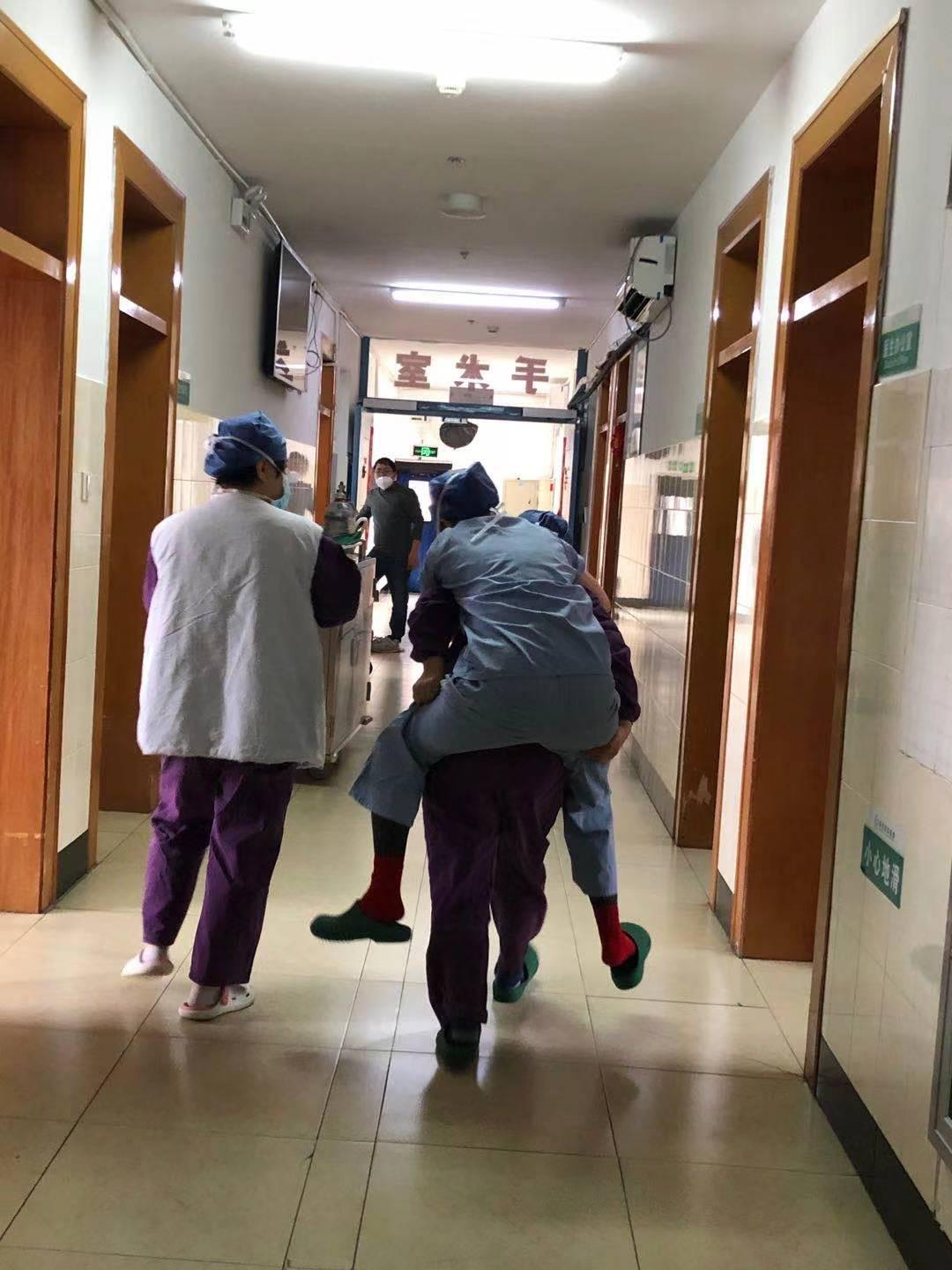 手术室护士在台上晕倒了,医生在手术台晕倒视频