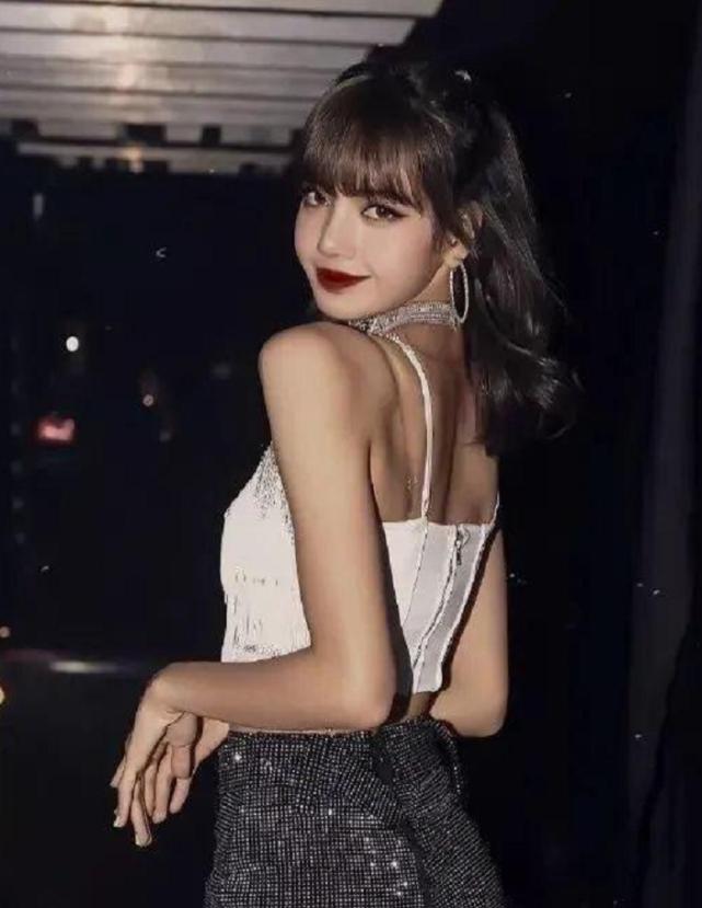 lisa穿搭牛仔外套搭长裙,lisa同款牛仔裤怎么搭配