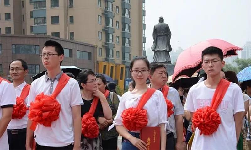 刚毕业年薪201万！“天才少年”的背后都有会“管”的父母