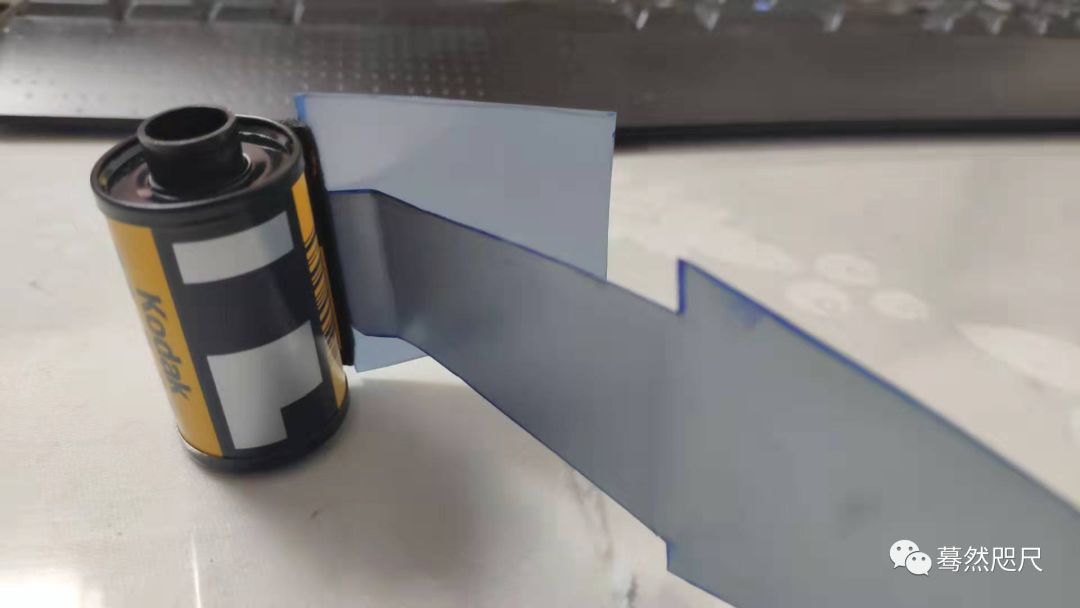 d76黑白胶卷冲洗经验,暗房洗胶卷用什么颜色灯