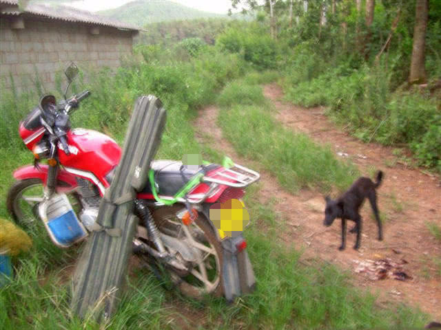 一个骑摩托车的钓鱼人，还真不是为了钓鱼