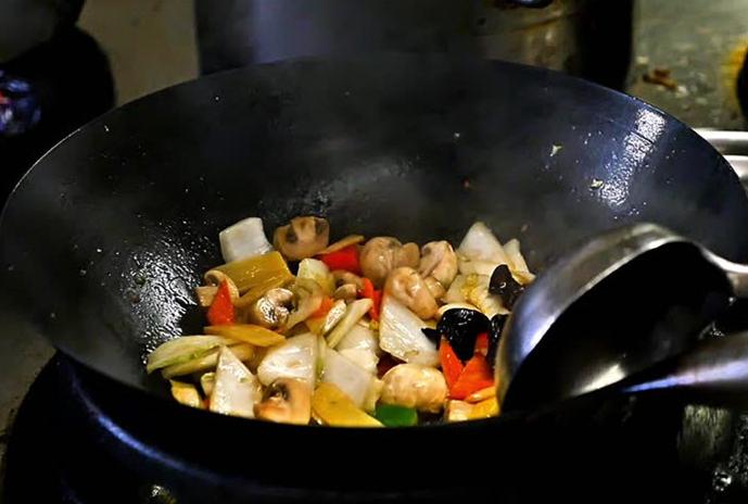 铁锅养锅怎么样变黑,新的不粘锅用一次就发黑了正常吗