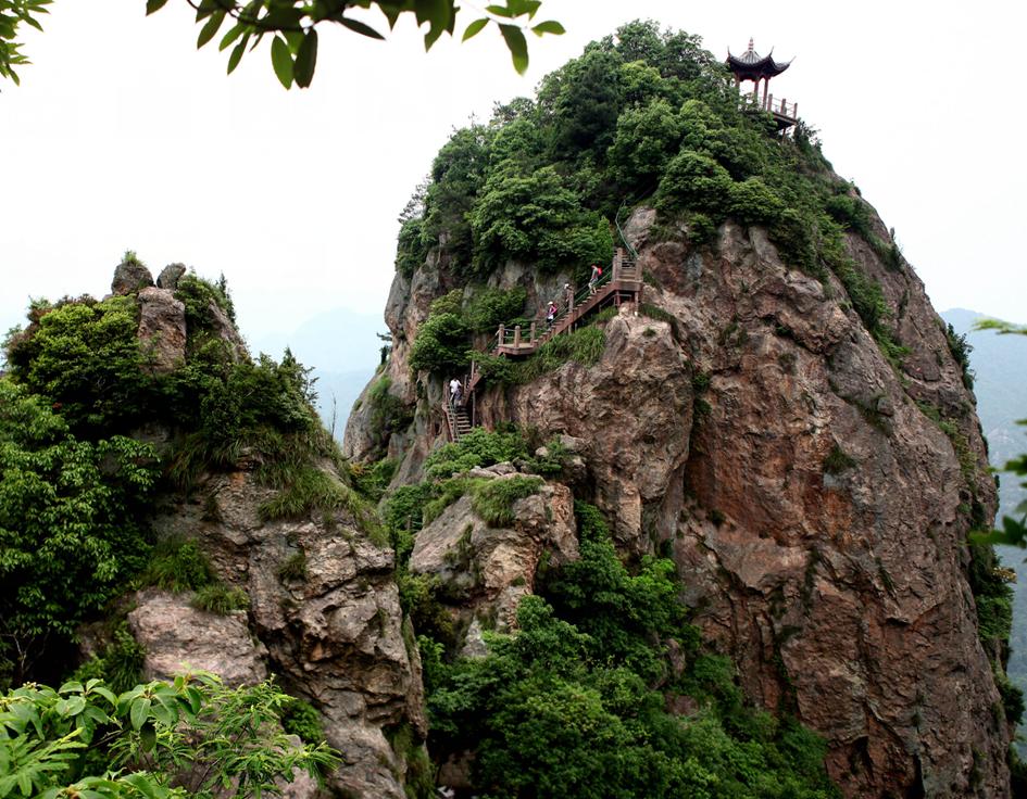 金华这座1.5亿高龄的山峰，浓翠蔽日，风清月朗，还有试胆石等你去挑战