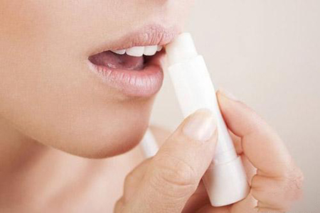 嘴唇干裂起皮出血怎么用唇膏,冬季嘴唇干裂怎么办小妙招