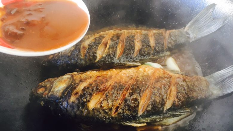 煎鱼入味又不破皮的诀窍,学会这六招煎鱼不掉皮好吃