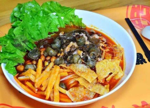 柳州螺蛳粉小吃探店制作过程,地道柳州风味小吃正宗螺蛳粉