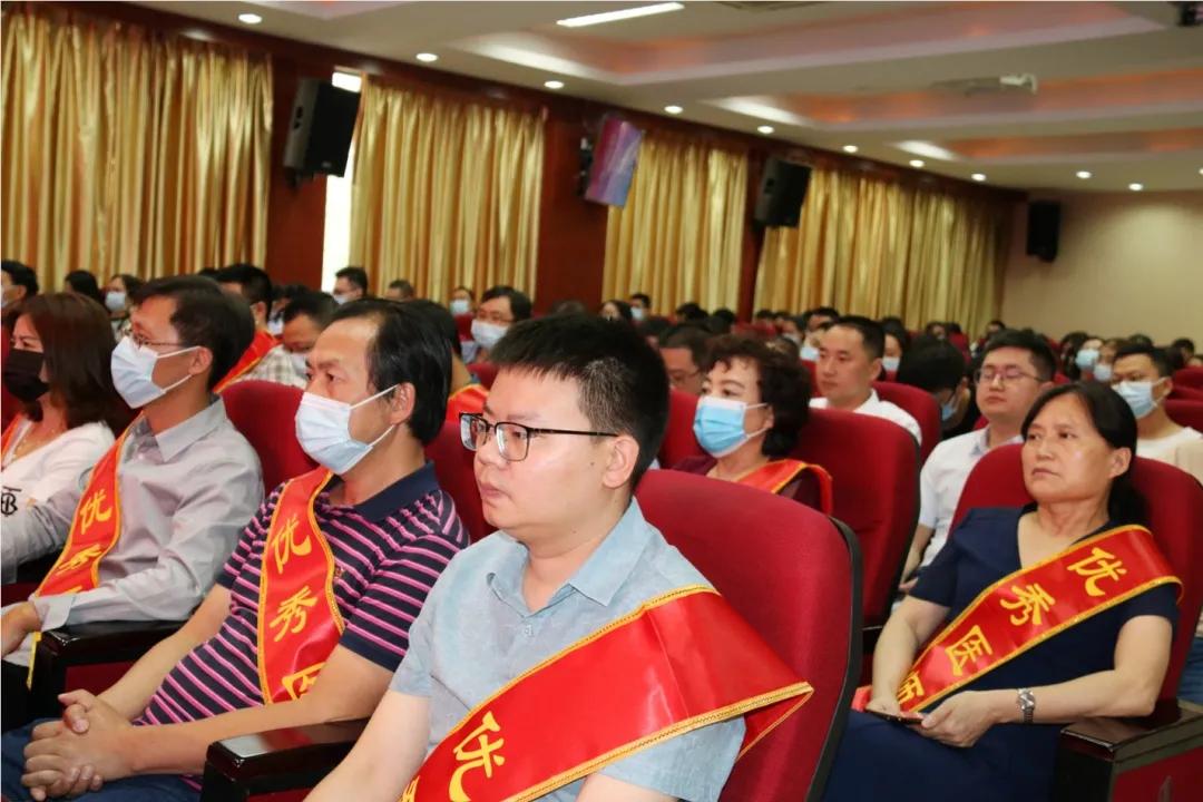 弘扬抗疫精神同心共抗疫情,医师节弘扬抗疫精神护佑人民健康