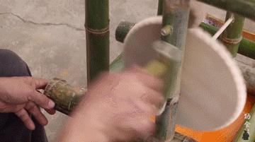 【设计篇】61岁中国大爷火爆外媒！“玩”木头让上亿老外看傻眼！