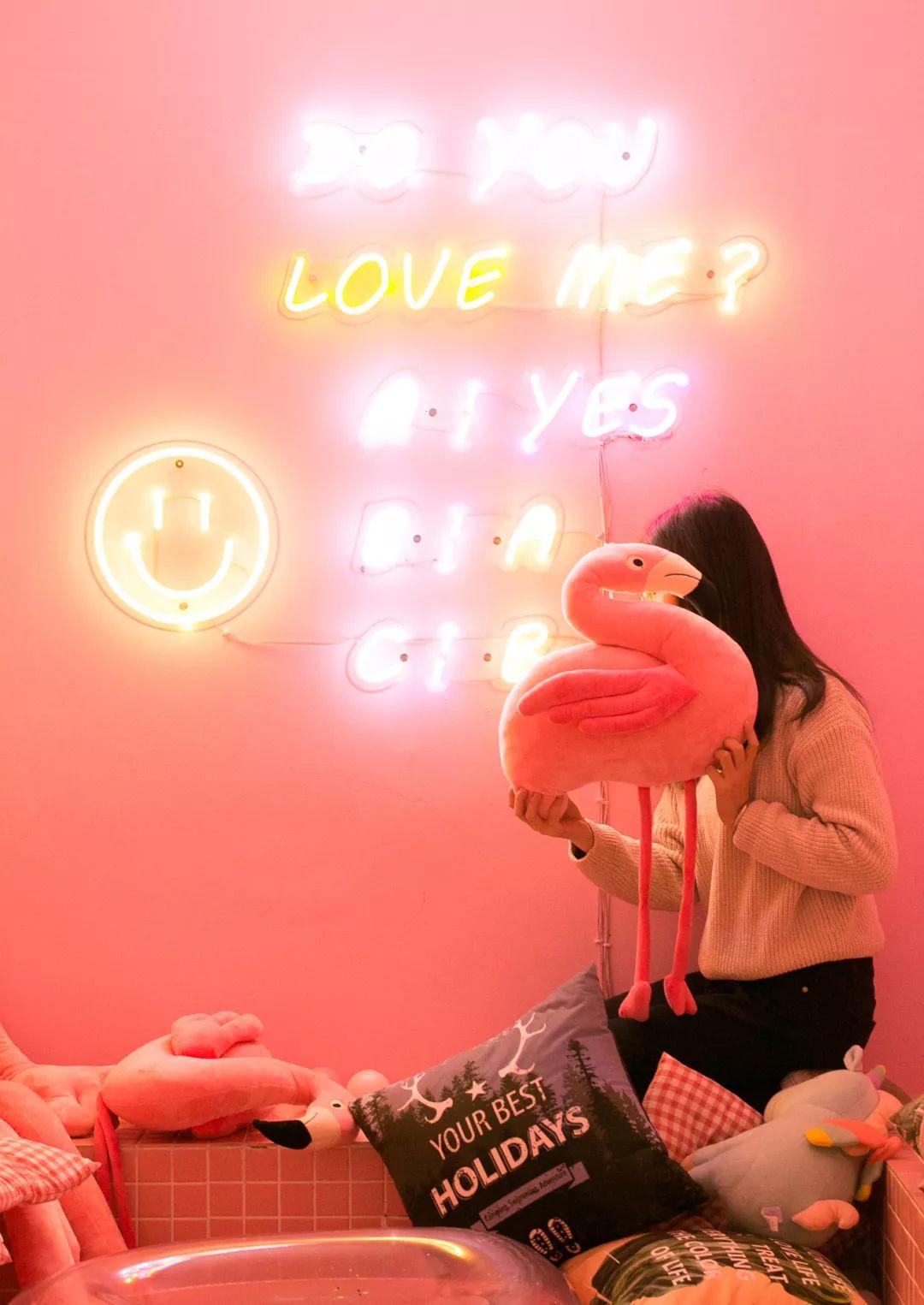 双色的双层小店，晚上有满天星星，呆足一天也不够