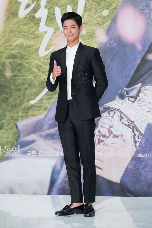 韩国男明星谁穿西服最有气场,韩国男明星穿西装为什么那么好看