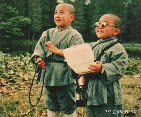 2岁孩子被虐待致死还伸手要抱抱,两岁儿童被虐待事件