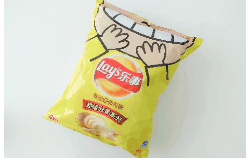 每一包薯片里不只有薯片和空气，还有满满的套路（菲李漫画）