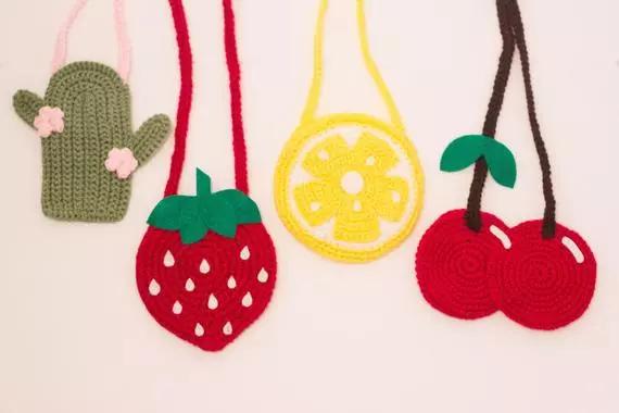 如何钩小包上的小装饰,钩个随身小包包好看