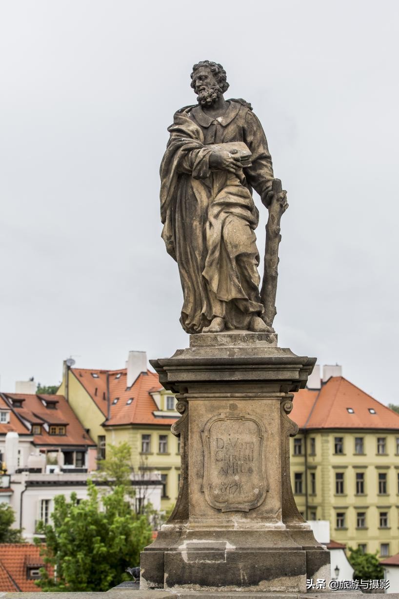 查理大桥雕塑作品介绍 (查理大桥的雕塑)