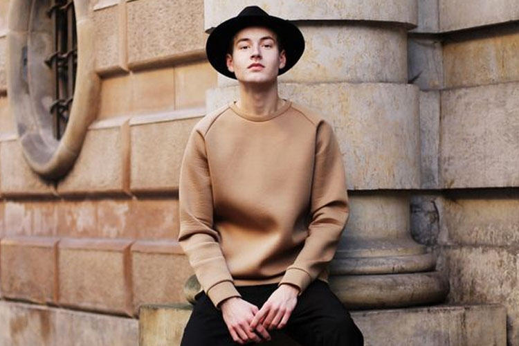 卫衣圆领还是连帽好看,小个子穿连帽卫衣还是圆领