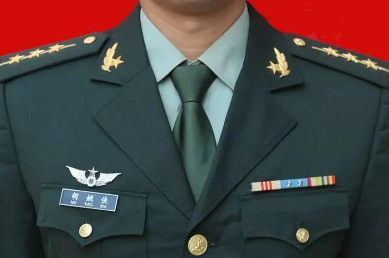 教你如何识别我军军官的级别大小，只看胸前的资历章就行了