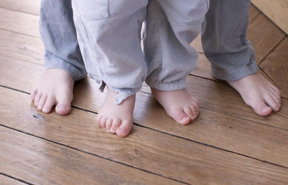 小孩光脚对身体有好处吗,宝宝在家光脚走路对足弓发育好吗