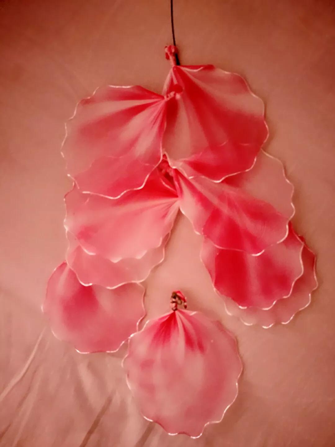 用袜子给芭比娃娃制作古装衣服,把袜子套在小孩头上