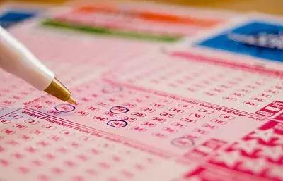 足浴店里代购*合六**彩?一包现金神奇变成了……