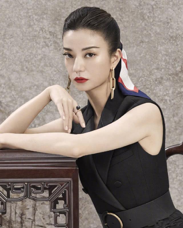 赵薇也换了个发型,梳了一个大背头,显成熟又英气十足!