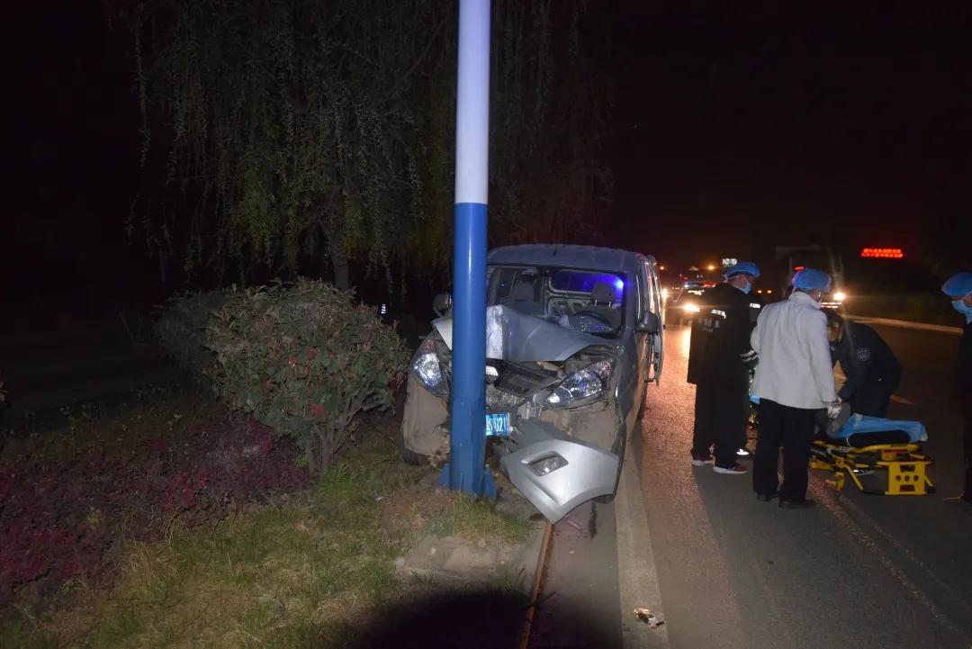 戴好头盔被汽车撞竟然没事的场景,一盔一带两车相撞有惊无险