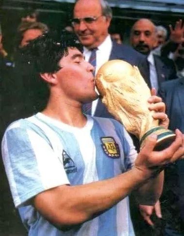 一代球王完整版,一代球王成功隐退