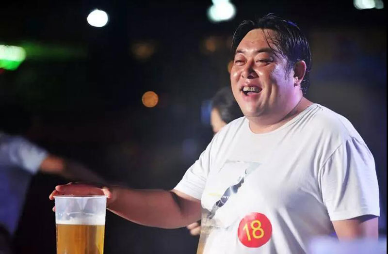 酒王大赛周赛吹瓶最快3秒70！震惊金沙滩啤酒城