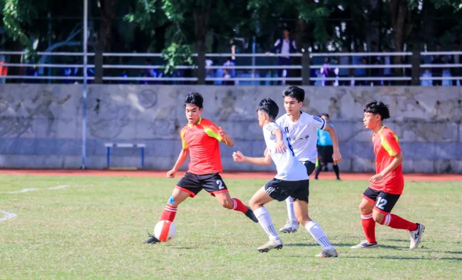 被评为足球特色学校,我校被评全国足球特色示范校