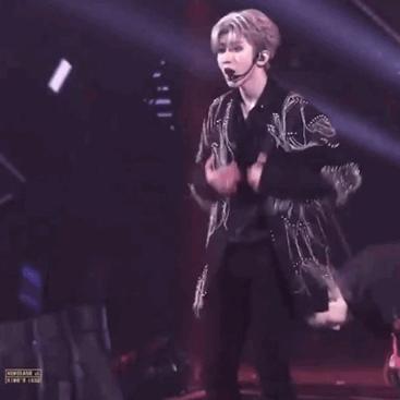 肖战王一博蔡徐坤易烊千玺同框,火箭少女跳扭胯