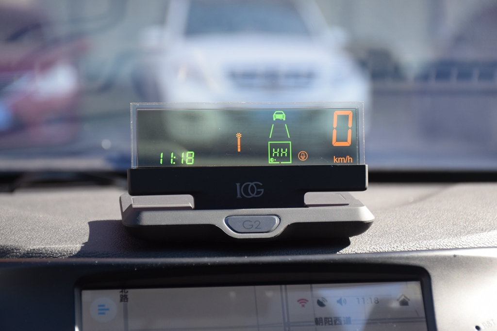 新司机低头看导航追尾，老司机呵呵一笑：车上加套设备就解决了！