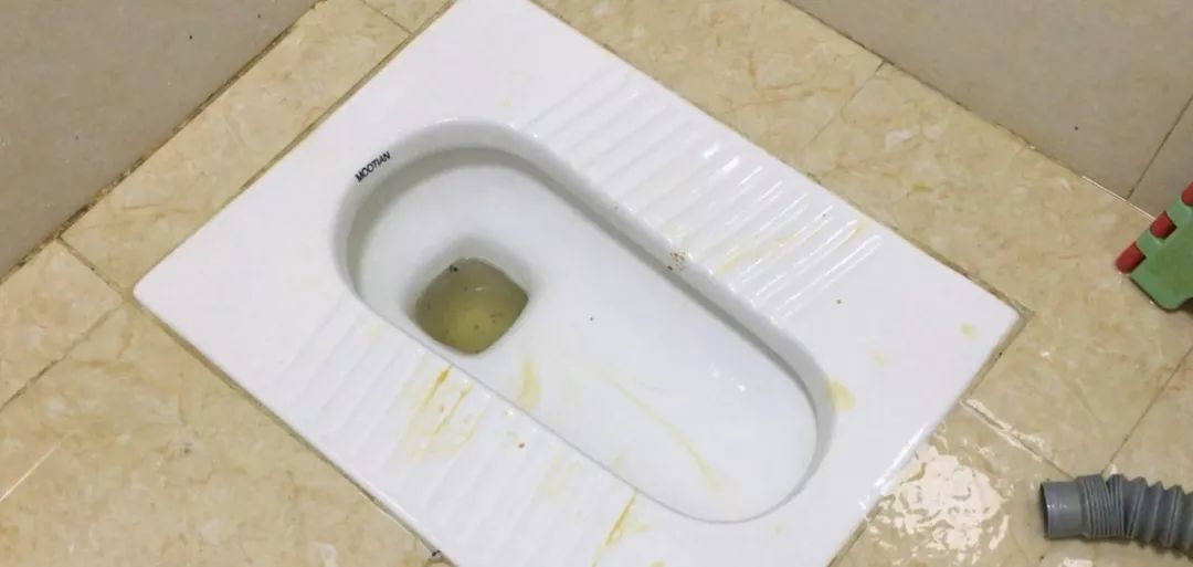 马桶又黄又脏很难清理应该怎么办,马桶有黄渍和异味如何清洗