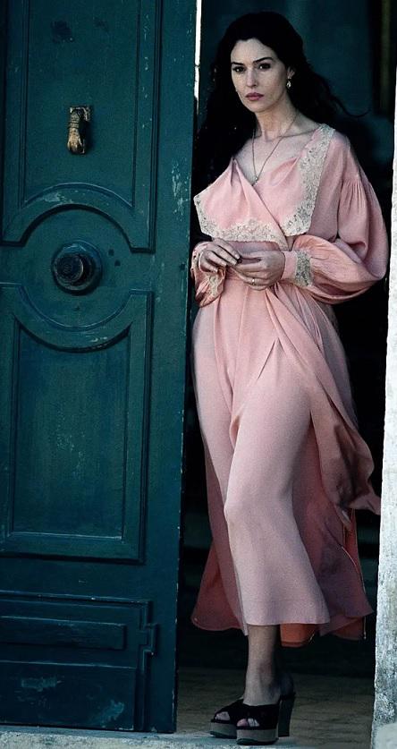 莫妮卡•贝鲁奇穿开叉裙,身材火辣不似55岁,10岁女儿颜值却被嘲