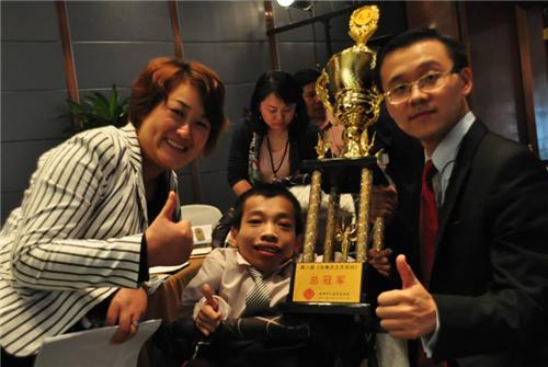 他身高不足1米,却身价上亿,娶1米7的秘书为妻,如今怎样