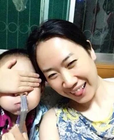 初代网红芙蓉姐姐，谈过小15岁男友，未婚生子的她过得怎样？