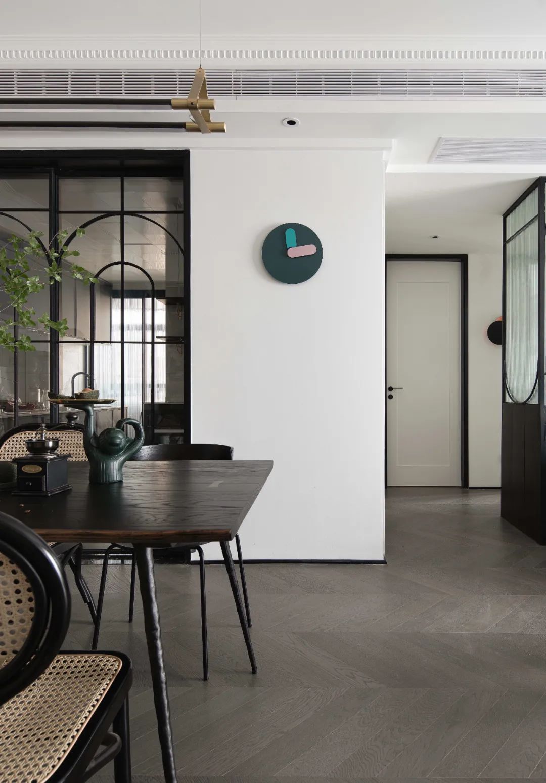 线条、色块和潮玩，这个89㎡比想象中还有料