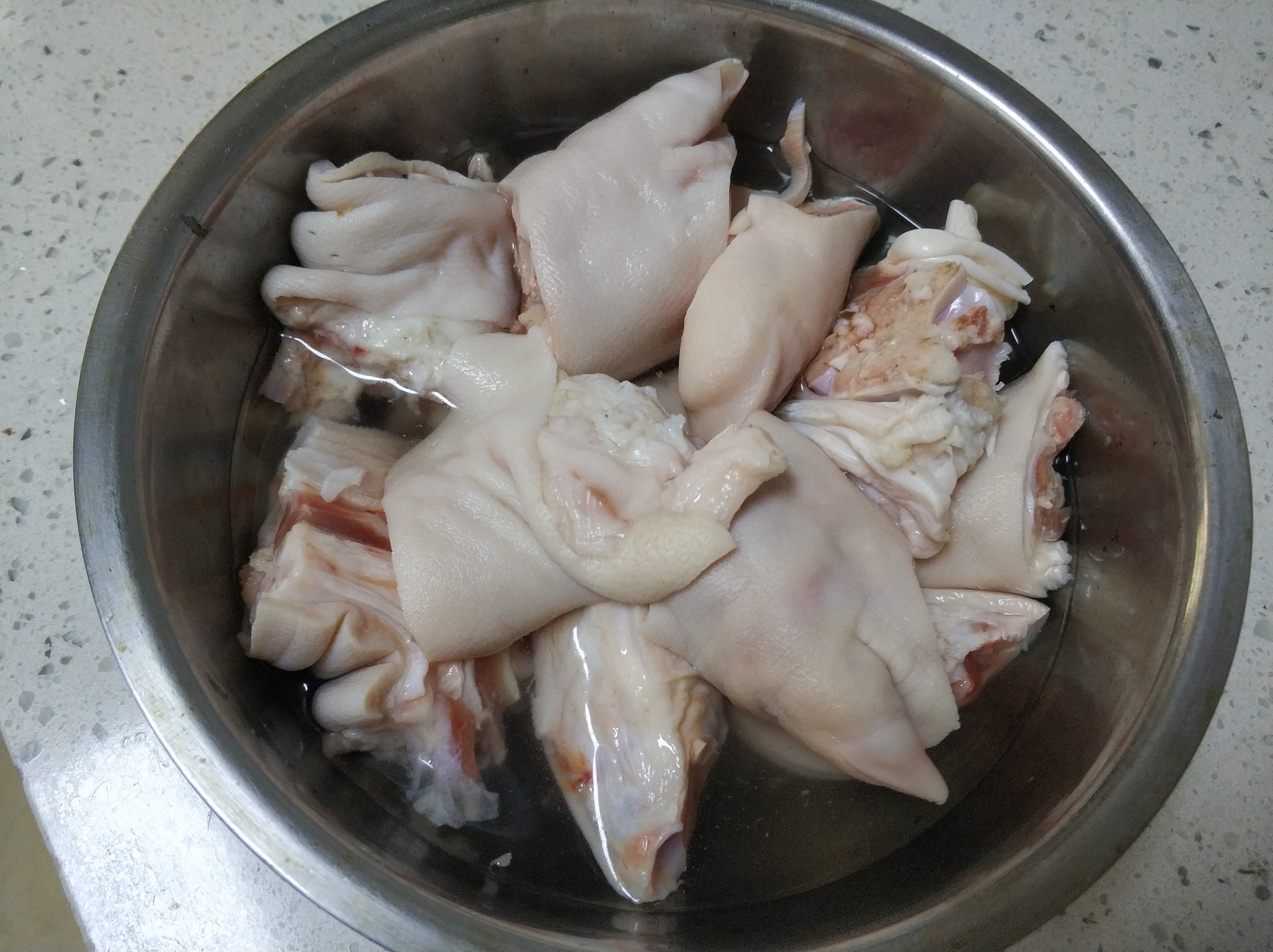 红烧猪蹄怎么颜色红亮,红烧猪蹄怎么做才软烂不腥臭