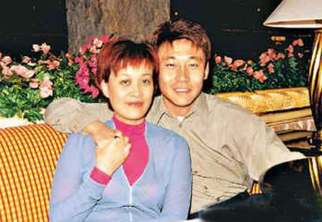 让那英苦恋10年，两个女人为他未婚生子，如今的高峰怎么样了？