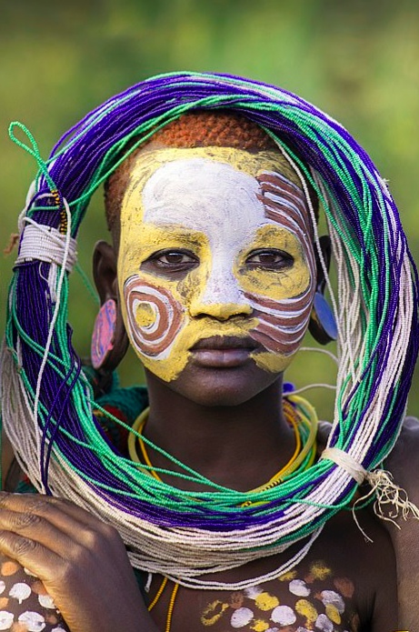 唇盘、彩绘，这个与世隔绝部落的传统，正在被现代世界入侵