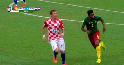 足球搞笑gif动图,足球场上的搞笑进球视频